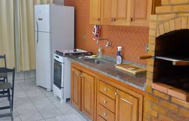 Imagem: A casa possui 3 Dormitórios, 4 Banheiros, 2 Vagas na garagem