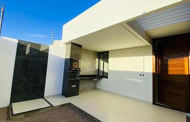 Imagem: A casa possui 3 Dormitórios, 3 Banheiros, 2 Vagas na garagem