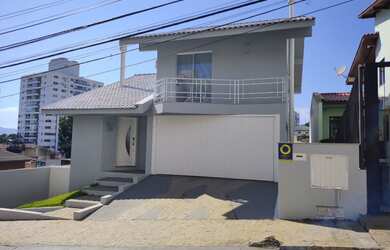 Imagem: A casa possui 2 Dormitórios, 4 Banheiros, 3 Vagas na garagem