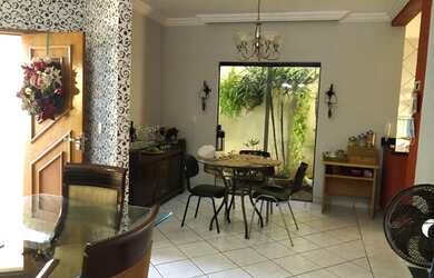 Imagem: A casa possui 3 Dormitórios, 2 Banheiros, 220m² de Área e