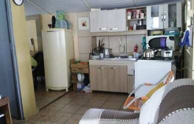 Imagem: A casa possui 1 Dormitório, 1 Banheiro, 1 Vaga na garagem