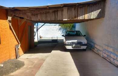 Imagem: A casa possui 4 Dormitórios, 2 Banheiros, 4 Vagas na garagem