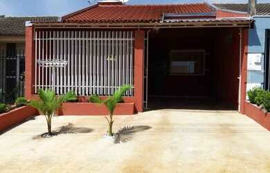 Imagem: A casa possui 2 Dormitórios, 1 Banheiro, 2 Vagas na garagem