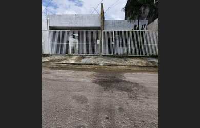 Imagem: A casa possui 3 Dormitórios, 3 Banheiros, 2 Vagas na garagem