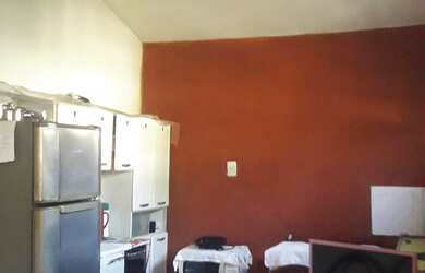 Imagem: A casa possui 2 Dormitórios, 2 Banheiros, 1 Vaga na garagem