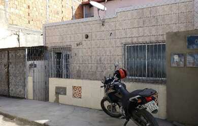 Imagem: A casa possui 3 Dormitórios, 1 Banheiro, 1 Vaga na garagem