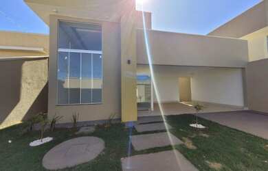 Imagem: A casa possui 3 Dormitórios, 3 Banheiros, 4 Vagas na garagem