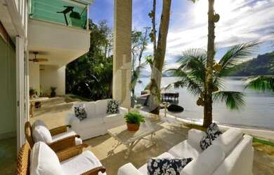 Imagem: A casa possui 5 Dormitórios, 2 Banheiros, 5 Vagas na garagem