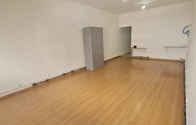 Imagem: Sala comercial, com 40 m2, banheiro, piso vinílico, sala