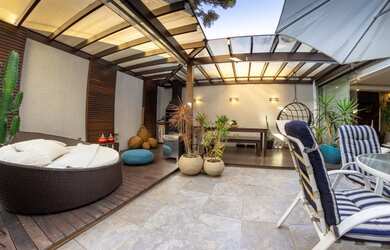 Imagem: A casa possui 3 Dormitórios, 3 Banheiros, 4 Vagas na garagem