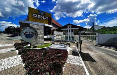 Imagem: O terreno e possui Dormitórios, Suítes, Banheiros, 800-0m²