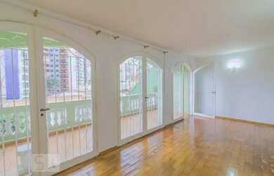 Imagem: A casa possui 3 Dormitórios, 2 Banheiros, 5 Vagas na garagem