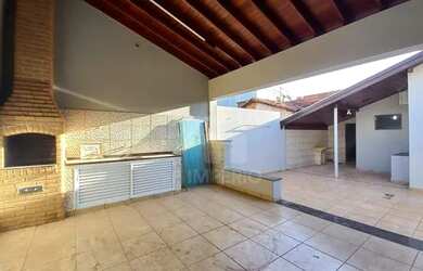 Imagem: A casa possui 3 Dormitórios, 2 Banheiros, 2 Vagas na garagem