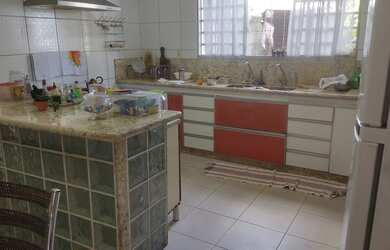 Imagem: A casa possui 4 Dormitórios, 2 Banheiros, 3 Vagas na garagem