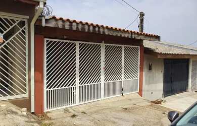 Imagem: A casa possui 2 Dormitórios, 1 Banheiro, 2 Vagas na garagem