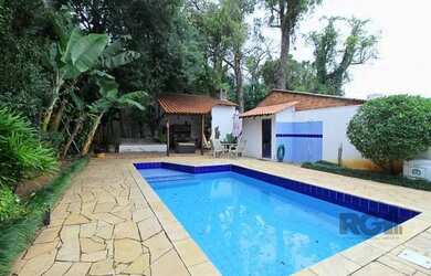 Imagem: A casa possui 4 Dormitórios, 5 Banheiros, 5 Vagas na garagem