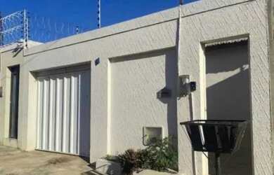 Imagem: A casa possui 2 Dormitórios, 1 Banheiro, 1 Vaga na garagem