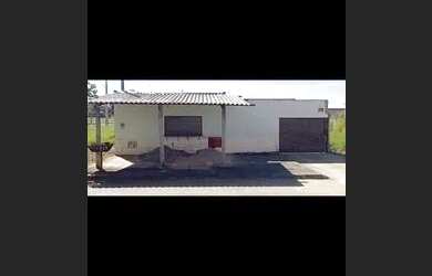 Imagem: A casa possui 2 Dormitórios, 1 Banheiro, 2 Vagas na garagem