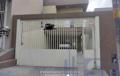 Imagem: A casa possui 4 Dormitórios, 3 Banheiros, 4 Vagas na garagem