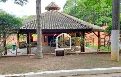 Imagem: A casa em condomínio possui 4 Dormitórios, 5 Banheiros, 4