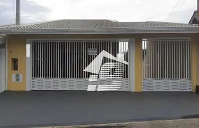 Imagem: A casa possui 3 Dormitórios, 3 Banheiros, 3 Vagas na garagem