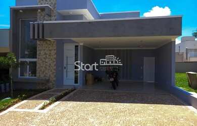 Imagem: A casa em condomínio possui 3 Dormitórios, 2 Banheiros, 4