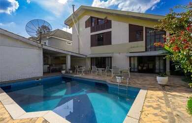 Imagem: A casa possui 5 Dormitórios, 5 Banheiros, 5 Vagas na garagem