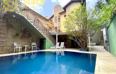 Imagem: A casa em condomínio possui 5 Dormitórios, 5 Banheiros, 4