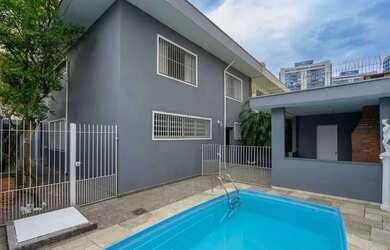 Imagem: A casa possui 4 Dormitórios, 5 Banheiros, 4 Vagas na garagem