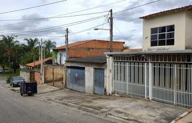 Imagem: A casa possui 3 Dormitórios, 3 Banheiros, 4 Vagas na garagem