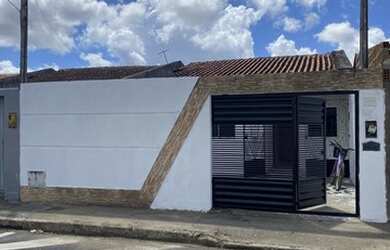 Imagem: A casa possui 2 Dormitórios, 1 Banheiro, 2 Vagas na garagem