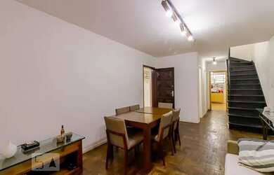 Imagem: A casa possui 3 Dormitórios, 2 Banheiros, 2 Vagas na garagem