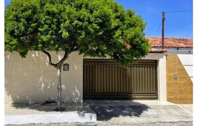 Imagem: A casa possui 3 Dormitórios, 2 Banheiros, 2 Vagas na garagem