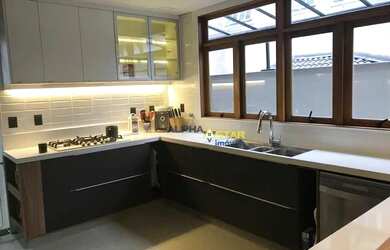 Imagem: A casa em condomínio possui 4 Dormitórios, 5 Banheiros, 4