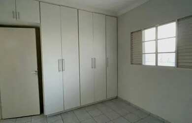 Imagem: A casa possui 3 Dormitórios, 1 Banheiro, 2 Vagas na garagem