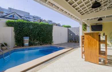 Imagem: A casa em condomínio possui 4 Dormitórios, 4 Banheiros, 2