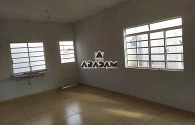 Imagem: A casa possui 2 Dormitórios, 1 Banheiro, 1 Vaga na garagem