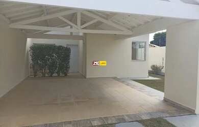 Imagem: A casa possui 3 Dormitórios, 3 Banheiros, 4 Vagas na garagem