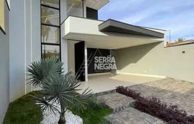 Imagem: A casa em condomínio possui 4 Dormitórios, 4 Banheiros e 365m²