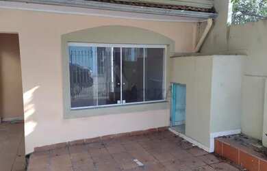 Imagem: A casa possui 2 Dormitórios, 1 Banheiro, 1 Vaga na garagem