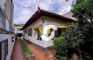 Imagem: A casa possui 4 Dormitórios, 4 Banheiros, 5 Vagas na garagem