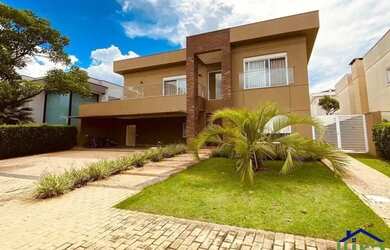 Imagem: A casa possui 4 Dormitórios, 5 Banheiros, 4 Vagas na garagem