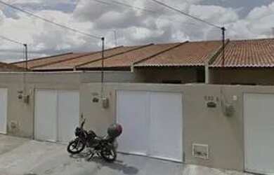 Imagem: A casa possui 2 Dormitórios e 1 Banheiro e está localizado