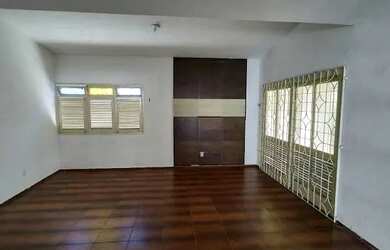 Imagem: A casa possui 2 Dormitórios, 1 Banheiro, 2 Vagas na garagem