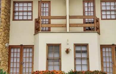 Imagem: A casa em condomínio possui 4 Dormitórios, 2 Banheiros, 3