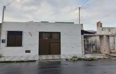 Imagem: A casa possui 2 Dormitórios, 1 Banheiro, 1 Vaga na garagem