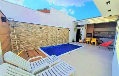 Imagem: A casa possui 3 Dormitórios, 1 Banheiro, 2 Vagas na garagem