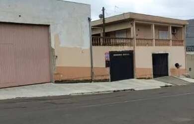 Imagem: A casa possui 4 Dormitórios, 2 Banheiros, 1 Vaga na garagem