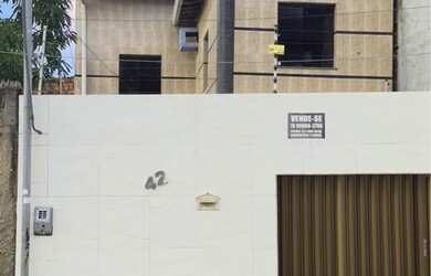 Imagem: A casa possui 3 Dormitórios, 2 Banheiros, 2 Vagas na garagem