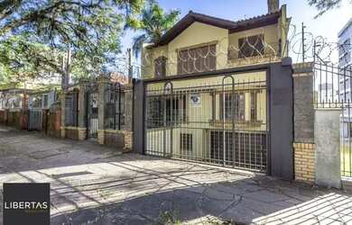 Imagem: A casa possui 4 Dormitórios, 5 Banheiros, 3 Vagas na garagem